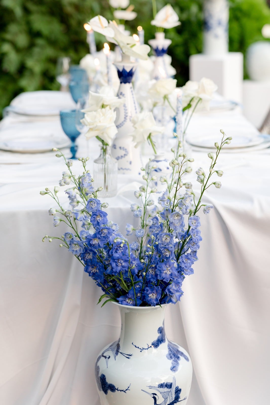 Vază de porțelan cu delphinium albastru