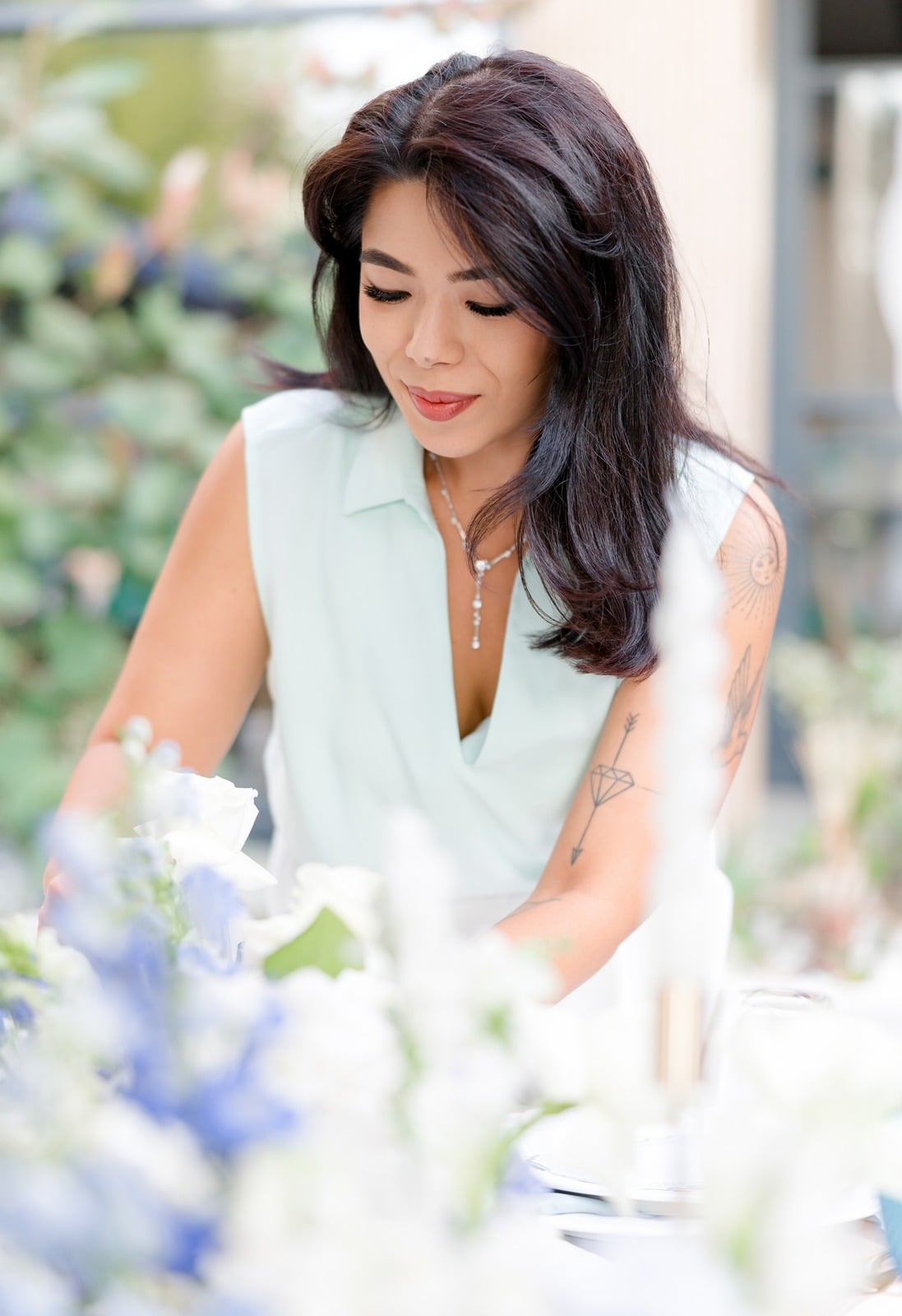 Yieliya aranjând un buchet